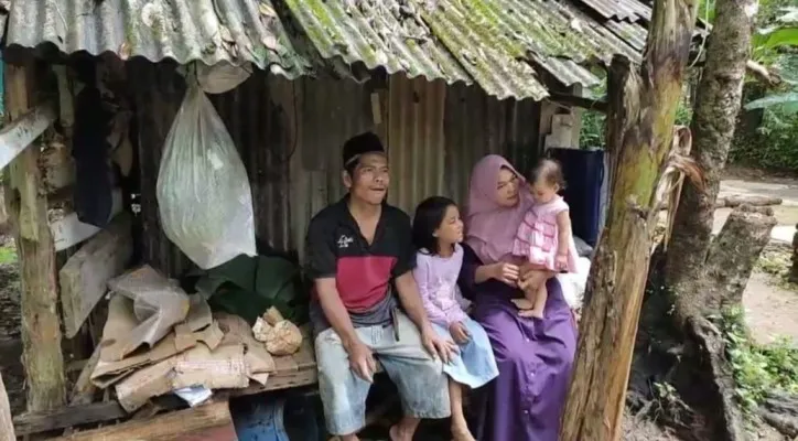 Satu keluarga di Kecamatan Menes, Kabupaten Pandeglang sudah satu tahun tinggal di gubuk reot. (foto: ist)