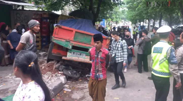 Truk bermuatan puing bangunan menabrak sejumlah warga yang sedang nongkrong di atas trotoar Jalan Sultan Iskandar Muda, Jakarta Selatan. (foto: poskota/pandi)