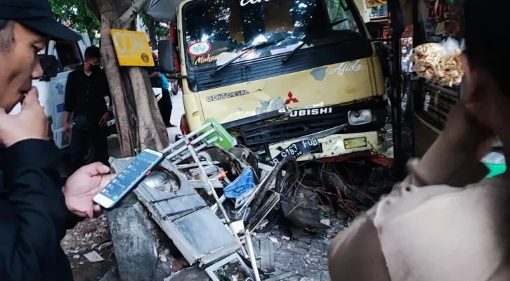 Foto : Truk tabrak tujuh sepeda motor di Jl. Sultan Iskandar Muda, Kebayoran Lama, Jakarta Selatan. (Ist.)