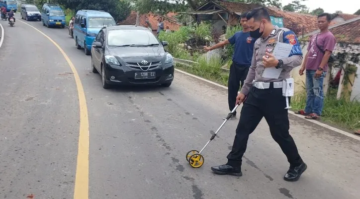 Anggota Satlantas Polres Bogor saat melakukan olah TKP kecelakaan Truk Fuso di Jalan Cigudeg. (foto: ist)