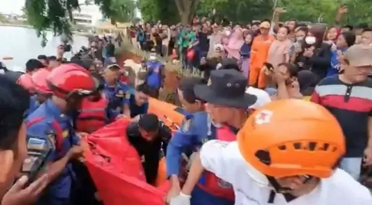 Pengangkatan jenazah bocah tewas terseret arus di Danau Sunter.(Tangkapan Layar)