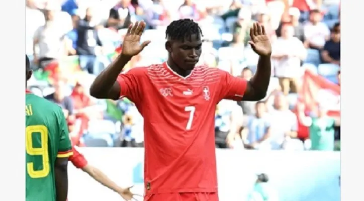 Striker Swiss Breel Embolo ogah melakukan selebrasi berlebihan usai mencetak gol ke gawang Kamerun. (Foto: twitter @FIFAWorldCup)