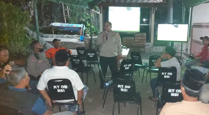 Kapolsek Bojongsari Kompol Yogi Maulana memberikan imbauan kamtibmas dalam acara Ngariung Bareng Warga sekaligus Nobar Piala Dunia bersama warga lingkungan Perumahan BSI RW 05, Kelurahan Duren Mekar, Kecamatan Bojongsari, Kota Depok. (Foto: Angga)