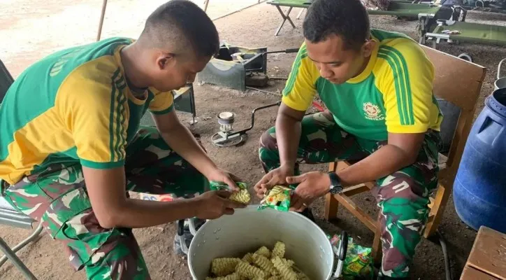 Dua prajurit Yonbekang sedang menyiapkan mie instan untuk dimasak.(Foto: Penerangan kostrad).