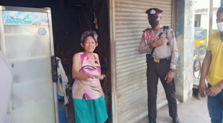 Petugas kepolisian pasca membuka gembok dari nenek yang terkunci didalam ruko di Cikarang Bekasi. (Ist).