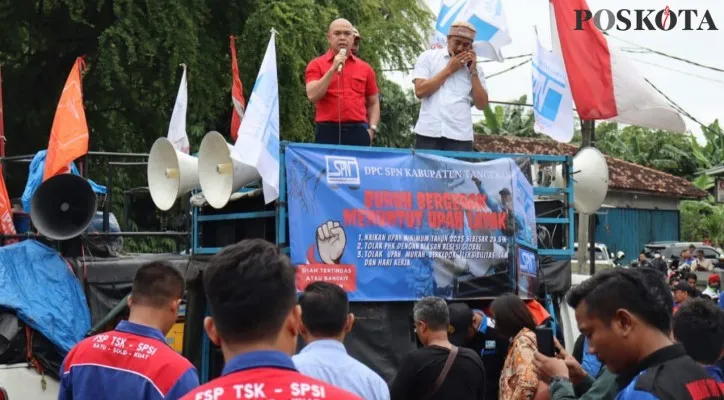 Ratusan buruh saat mengepung kantor Disnaker Kabupaten Tangerang. (foto: poskota/veronica)