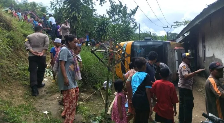 Bus pengangkut rombongan mahasiswa Untirta, mengalami kecelakaan lalu lintas di Jalan Raya Cisimet, Kecamatan Lewidamar, Kabupaten Lebak. (foto: ist)