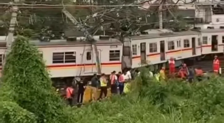 KRL anjlok para penumpang berhamburan. (tangkap layar)