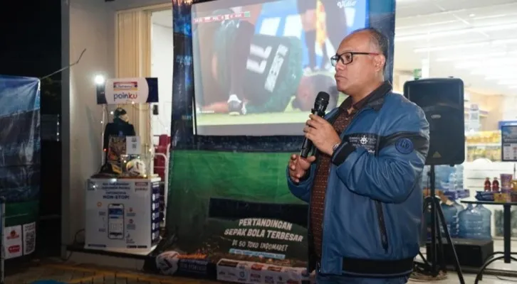 Kapolres Metro Bekasi Kombes Gidion Arif Setyawan saat memberi imbauan pada masyarakat yang nobar Piala Dunia di Grand Wisata Tambun, Bekasi. (foto: ist)