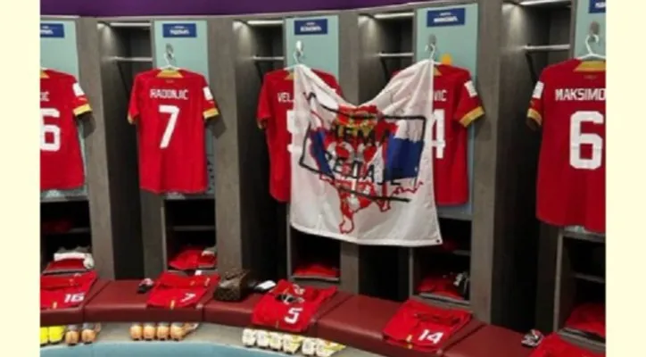 Berndera nasional Serbia di kamar ganti akan menjadi penyelidikan FIFA, terkait pengakuan Kosovo. (foto: @HCeku)