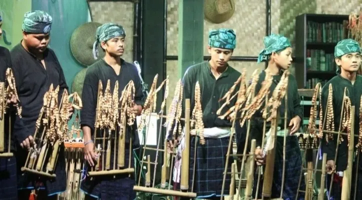 Pertunjukan seni budaya angklung buhun di Kabupaten Lebak. (foto: ist)