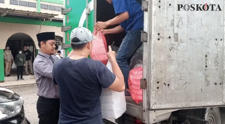 Sejumlah santri dari Yayasan Attaqwa siap  mendistribusikan paket sembako untuk korban gempa Cianjur, Senin pagi (28/11/2022). (Foto: Ihsan Fahmi).