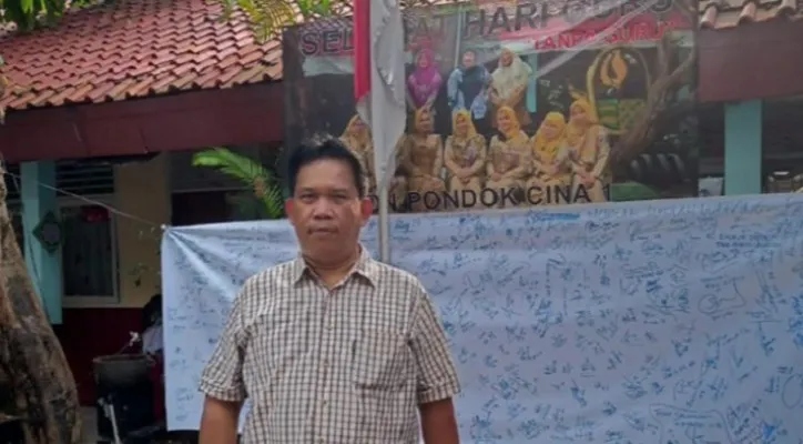  Anggota DPRD Kota Depok dari Partai Solidaritas Indonesia berkunjung ke SDN Pondok Cina 1 dan berbincang dengan orangtua murid. (ist)