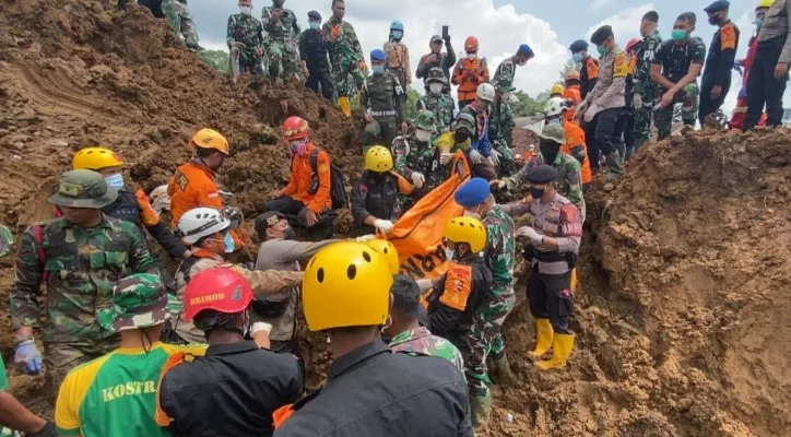 Tim SAR Gabungan saat mengevakuasi jasad ayah dan anak korban gempa Cianjur yang tertimbun tanah di Desa Cijedil. (foto: ist)