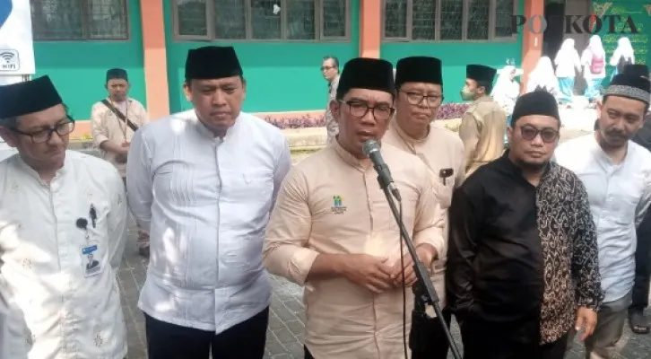 Gubernur Jabar Ridwan Kamil bersama PLT Wali Kota Bekasi Tri Adhianto dan jajaran saat berada di Ponpes An Nur di Jalan KH Mochtar Tabrani, Kaliabang Tengah Bekasi Utara. Senin (28/11/2022) sore. (Foto: Ihsan Fahmi).