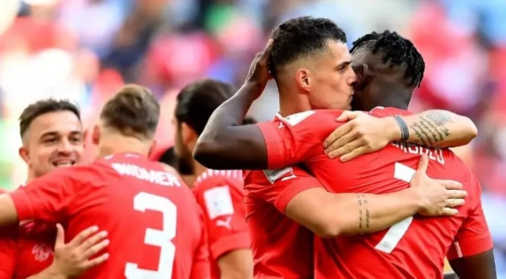 Para pemain Swiss saat merayakan gol Breel Ambolo ke gawang Kamerun. (foto: Fifacom)