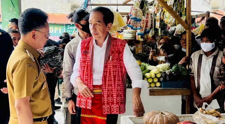 Presiden Joko Widodo saat belusukan ke Pasar Kemuning di Pontianak. (foto: ist)