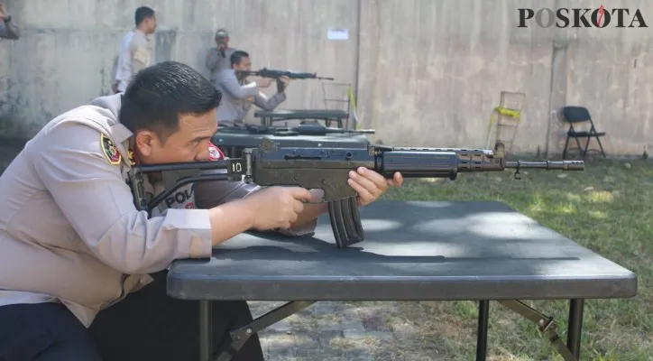 Kapolres Serang AKBP Yudha Satria saat melakukan latihan menembak. (haryono)