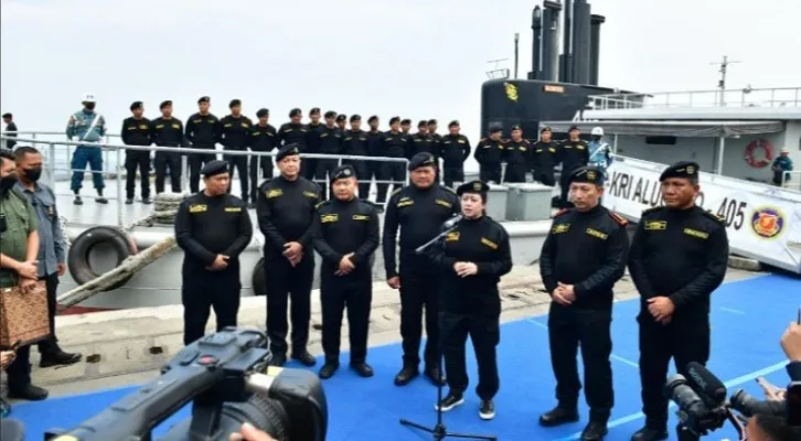 Ketua DPR Puan Maharani usai mendapatkan penyematan Brevet Hiu Kencana dari Kasal Laksamana TNI Yudo Margono. Penyematan juga dilakukan kepad para tokoh penting lain. (Foto: Dispenal)