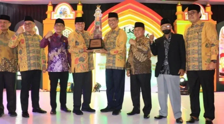 Sekda Kabupaten Tangerang saat menerima tropi juara umum MTQ ke-19. (Foto/Veronica)