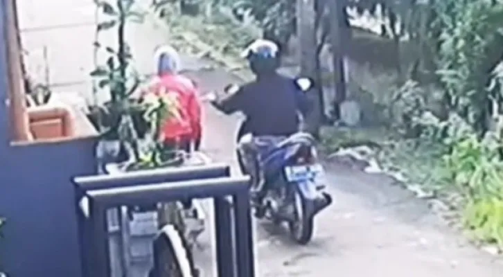 Tangkapan layar rekaman CCTV aksi begal payudara di Pancoran Mas, Kota Depok. (foto: ist)