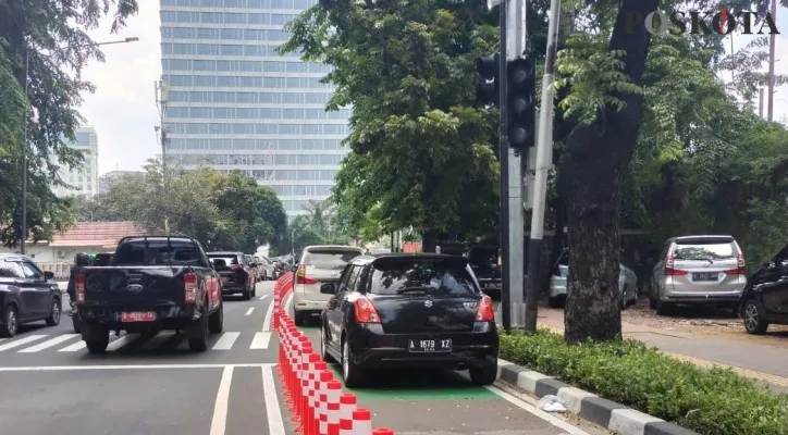 Jalur sepeda di Jakarta Pusat dijadikan tempat parkir liar. (foto: poskota/aldi)