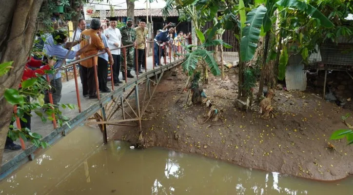 Pemkot Jakbar saat meninjau aliran Kali Pesanggrahan di Kelurahan Kedoya Selatan, Kecamatan Kebon Jeruk, Jakarta Barat. (Ist)