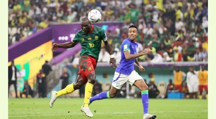 Pemain Kamerun V Aboubakar menyundul bola yang menjadi gol untuk mengalahkan Brasil 1-0. (Foto: @FifaWorldCup)