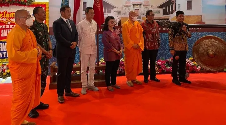 Menkopolhukam RI, Mahfud MD, Pj Gubernur DKI, Heru Budi Hartono, Pangkostrad, Letjen TNI, Marulli Simanjuntak, Koordinator Staf Khusus Presiden, Ari Dwipayana dan Staf Khusus Presiden, Sukardi Rinakit berpose bersama Bhante Dharmavimala Mahatera, Ketua Pengurus Yayasan Triyanayardhana sata peresmian Ekayana Grha. (ist)