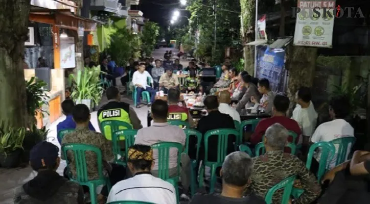 Kapolres Serang AKBP Yudha Satria bersama Kapolsek Cikande Kompol Andhi Kurniawan saat melakukan pertemuan dengan tokoh agama dan masyarakat di Perumahan Cikande Permai. (Foto: haryono)