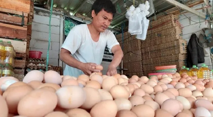 Pedagang tekur di pasar tradisional. (foto: poskota/bilal)