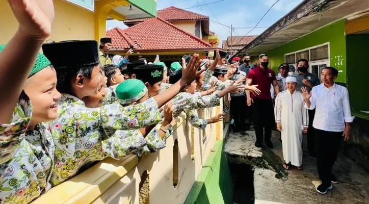 Presiden Jokowi saat meninjau Ponpes Darul Falah, Desa Jambudipa, Kecamatan Warungkondang, Kabupaten Cianjur. (foto: ist)