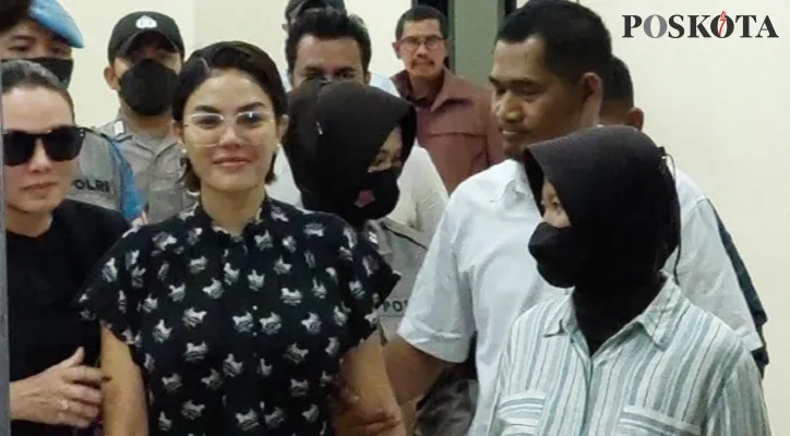 Terdakwa Nikita Mirzani usai menjalani sidang putusan sela di PN Serang (Foto: poskota/Bilal)