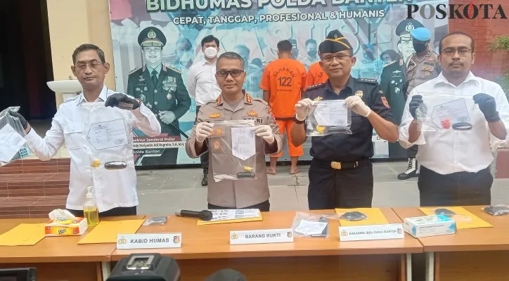 Kabidhumas Polda Banten Kombes Shinto Silitonga dan Kabid Penindakan dan Penyidikan Bea Cukai M Amir menunjukkan barang bukti sabu yang dibungkus balon dan kondom. (Foto: Rahmat Haryono)