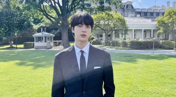 Big Hit Music himbau ARMY tidak datang ke kamp pelatihan wajib militer Jin BTS. (Instagram/@jin)