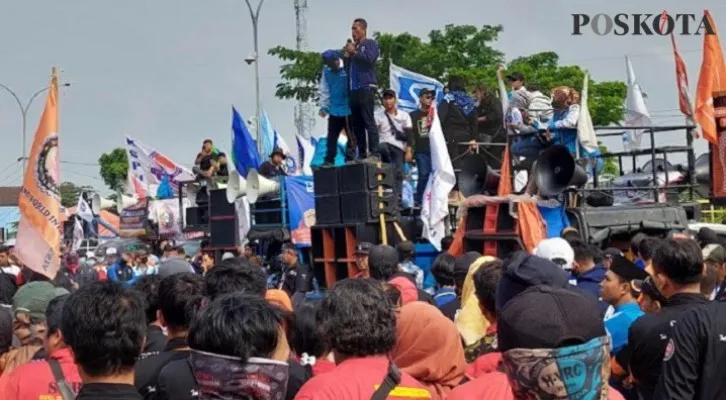 Massa buruh saat demontrasi tuntut kenaikan UMK di depan Kantor Gubernur Banten (Foto: poskota/Bilal)