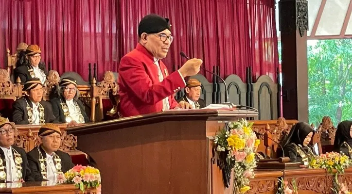 Sutradara senior sekaligus seniman, Garin Nugroho saat menerima gelar kehormatan Doktor Honoris Causa (HC) di bidang perfilman dari Institut Seni Indonesia (ISI) Surakarta, Jawa Tengah, Selasa (6/12/2022). (ist)