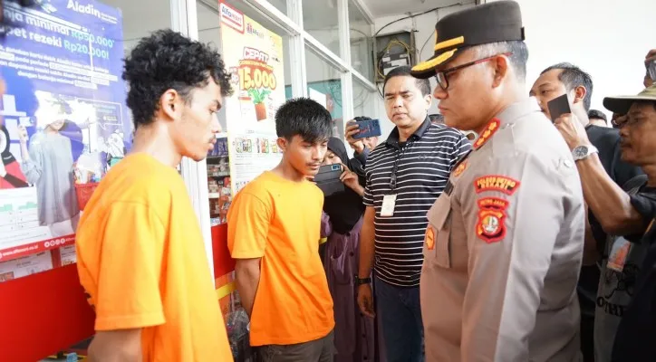 Jajaran Polres Metro Bekasi saat melakukan ungkap kasus perampokan di salah satu Alfamart wilayah Setu, Bekasi. (Foto: Humas Polres Metro Bekasi)