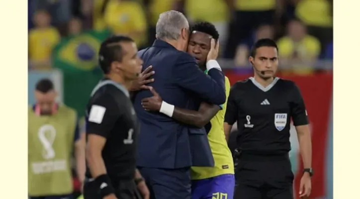 Pelatih Tite memeluk Vinicius Jr. (foto: ist/efe/marca)