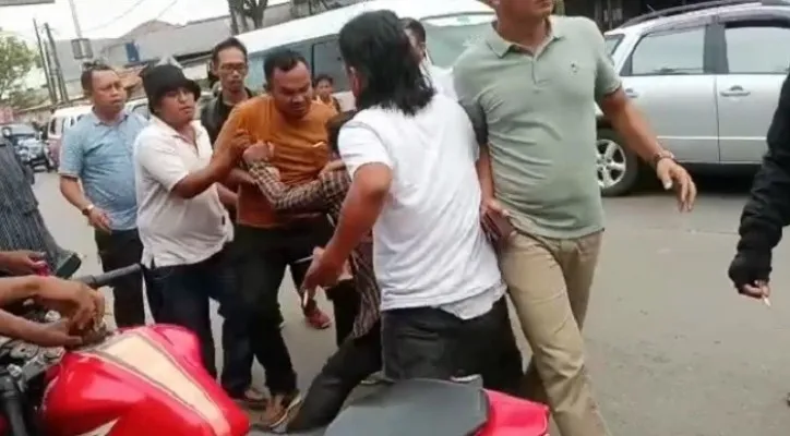  Sejumlah penagih utang bentrok di pinggir jalan dengan wartawan di Bekasi. (Ist).