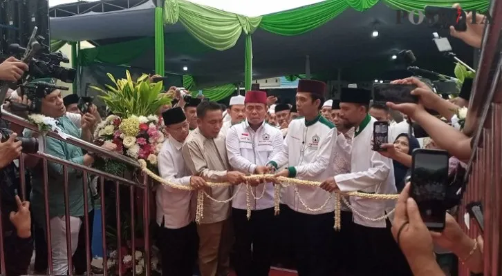 Umar Kei didampingi Ustaz Abdul Somad saat gunting pita didepan Masjid Ar Romlah Pondok Gede Bekasi. Selasa (6/12/2022) sore. (Foto: Ihsan Fahmi)