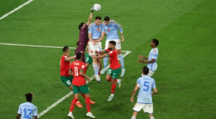 Kiper Maroko Yassine Bounou menyelamatkan gawangnya dari serbuan para pemain Spanyol. (Foto: Fifacom)