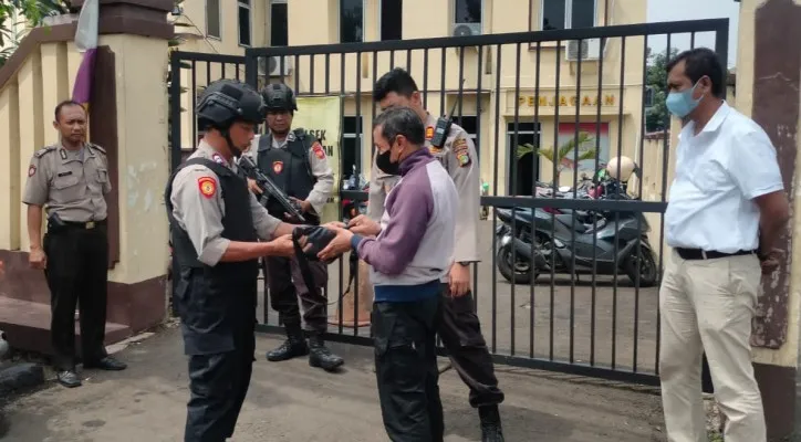 Polsek Pancoran perketat pengaman di pintu masuk. (foto: ist)