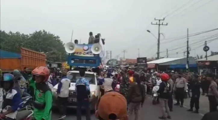 Buruh saat melakukan aksi demo menuntut kenaikan UMK 2023. (Foto/Veronica)