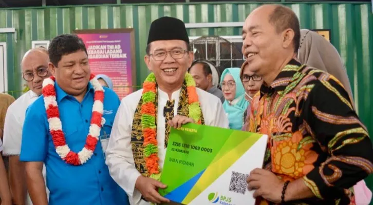 Direktur BPJS Ketenagakerjaan Zainudin, PJ Bupati Bekasi Dani Ramdan dan salah satu peserta pemberian program jaminan sosial. (ist)