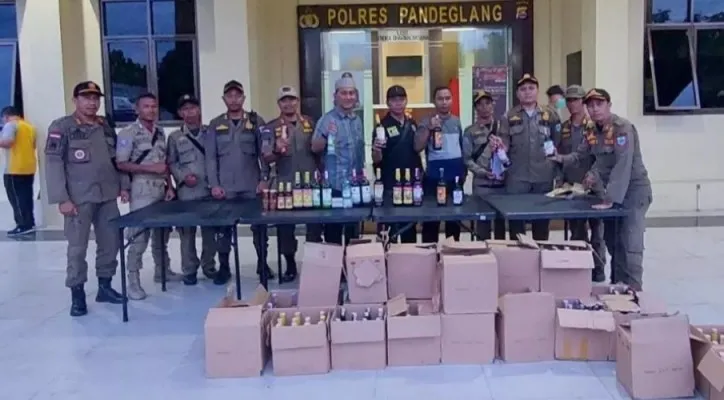 Ratusan botol miras hasil razia diamankan ke Mapolres Pandeglang. (foto: ist)