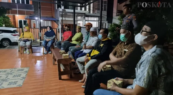 Kegiatan Malam Pelayanan Masyarakat yang dipimpin Kabag SDM Polres Metro Depok Kompol Tuti Timor Purwanti. (foto: poskota/angga)