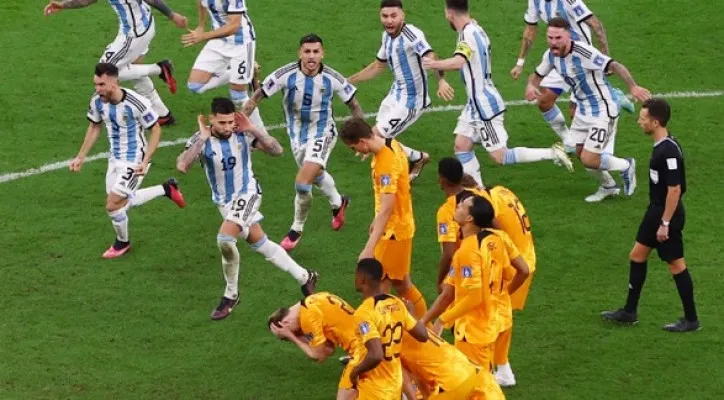 Selebrasi tim Argentina usai mengalahkan Belanda di babak adu penalti (Foto: twitter/DjMaRiiO)