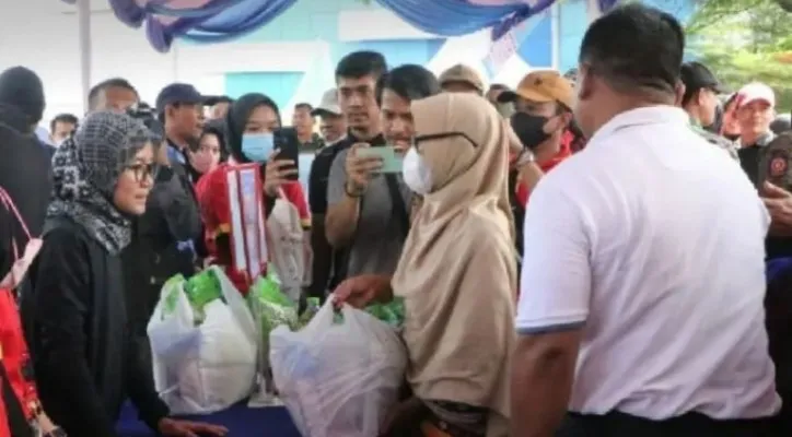 Bupati Lebak saat meninjau operasi pasar. (Foto: Ist).