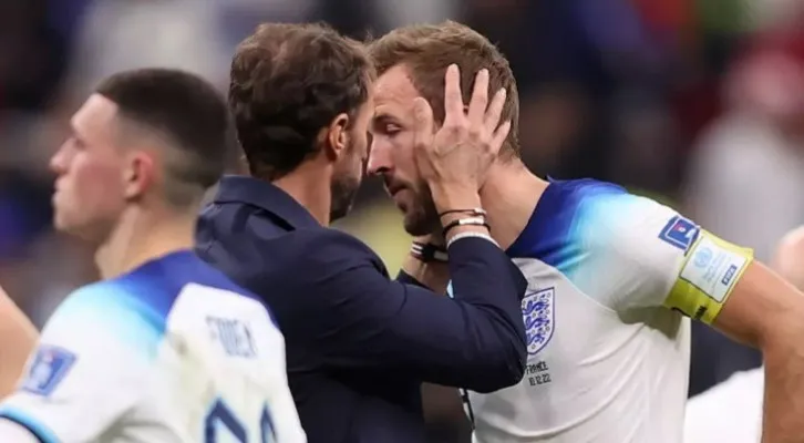 Pelatih Inggris Gareth Southgate menghibur Harry Kane yang gagal mengeksekusi tendangan penalti. (Foto: Fifacom)